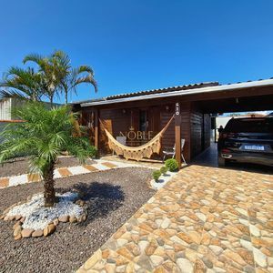 Casa com 102m², 2 dormitórios, 1 suíte, 2 vagas no bairro Igra Sul em Torres para Comprar