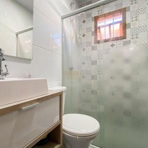 Casa com 102m², 2 dormitórios, 1 suíte, 2 vagas no bairro Igra Sul em Torres para Comprar