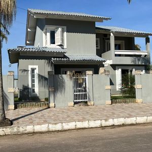 Sobrado com 290m², 4 dormitórios, 1 suíte, 2 vagas no bairro Igra Norte em Torres para Comprar