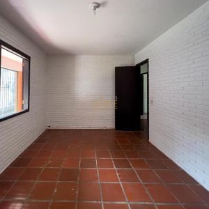 Casa com 100m², 2 dormitórios, 3 vagas no bairro Praia da Cal em Torres para Comprar