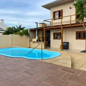 Casa com 272m², 4 dormitórios, 1 suíte, 3 vagas no bairro Igra Norte em Torres para Comprar