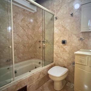 Casa com 420m², 5 dormitórios, 3 suítes, 1 vaga no bairro Centro em Torres para Comprar
