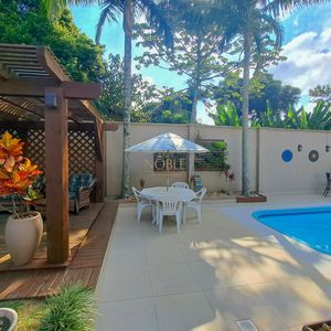 Sobrado com 330m², 3 dormitórios, 1 suíte, 5 vagas no bairro Centenário em Torres para Comprar