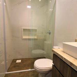 Sobrado com 220m², 5 dormitórios, 4 suítes, 3 vagas no bairro Stan em Torres para Comprar