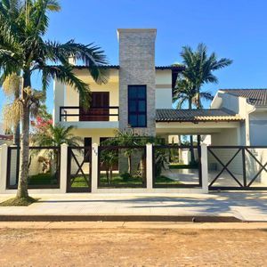 Casa com 240m², 4 dormitórios, 2 suítes, 2 vagas no bairro Praia Paraíso em Torres para Comprar