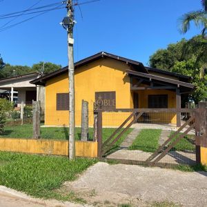 Casa com 140m², 3 dormitórios, 1 suíte, 2 vagas no bairro São Braz em Torres para Comprar
