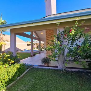 Casa, 5 dormitórios, 1 suíte, 3 vagas no bairro Praia Paraíso em Torres para Comprar