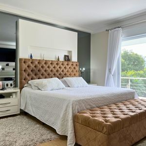 Casa com 600m², 4 dormitórios, 1 suíte, 4 vagas no bairro Igra Norte em Torres para Comprar