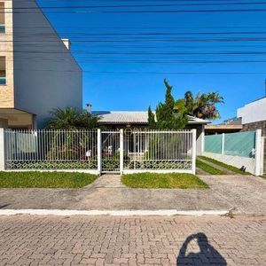 Casa, 3 dormitórios, 1 suíte, 2 vagas no bairro Praia Grande em Torres para Comprar