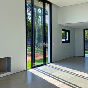 Casa com 201m², 3 dormitórios, 3 suítes, 2 vagas no Reserva das Águas em Torres para Comprar