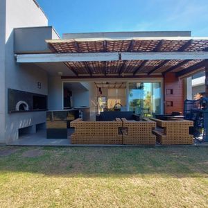 Casa com 210m², 3 dormitórios, 3 suítes, 2 vagas no Ocean Side em Torres para Comprar