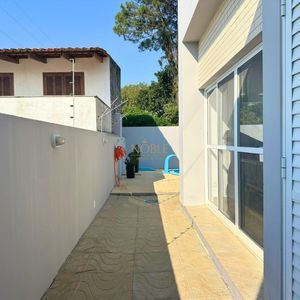 Sobrado com 350m², 4 dormitórios, 4 suítes, 2 vagas no bairro Centenário em Torres para Comprar