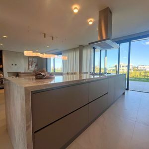 Casa de Condomínio com 240m², 4 dormitórios, 4 suítes, 2 vagas no Reserva das Águas em Torres para Comprar