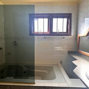 Casa com 420m², 5 dormitórios, 3 suítes, 1 vaga no bairro Centro em Torres para Comprar