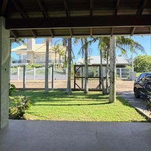 Casa com 156m², 3 dormitórios, 1 suíte, 4 vagas no bairro Praia Itapeva em Torres para Comprar