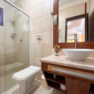 Casa com 300m², 3 dormitórios, 3 suítes, 4 vagas no bairro Centro em Torres para Comprar