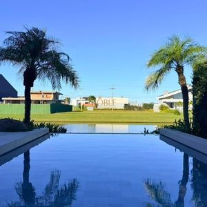 Casa de Condomínio com 264m², 4 dormitórios, 4 suítes, 2 vagas no Reserva das Águas em Torres para Comprar