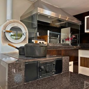 Casa com 600m², 4 dormitórios, 1 suíte, 4 vagas no bairro Igra Norte em Torres para Comprar