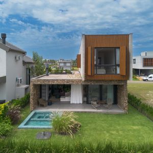 Casa de Condomínio com 244m², 4 dormitórios, 4 suítes, 2 vagas no Condomínio Ilhas Park em Torres para Comprar