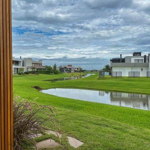 Casa de Condomínio com 250m², 4 dormitórios, 4 suítes, 2 vagas no Reserva das Águas em Torres para Comprar