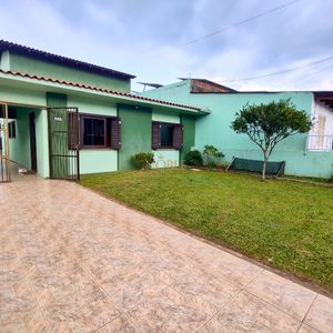 Casa, 6 dormitórios, 2 suítes, 3 vagas no bairro Getúlio Vargas em Torres para Comprar