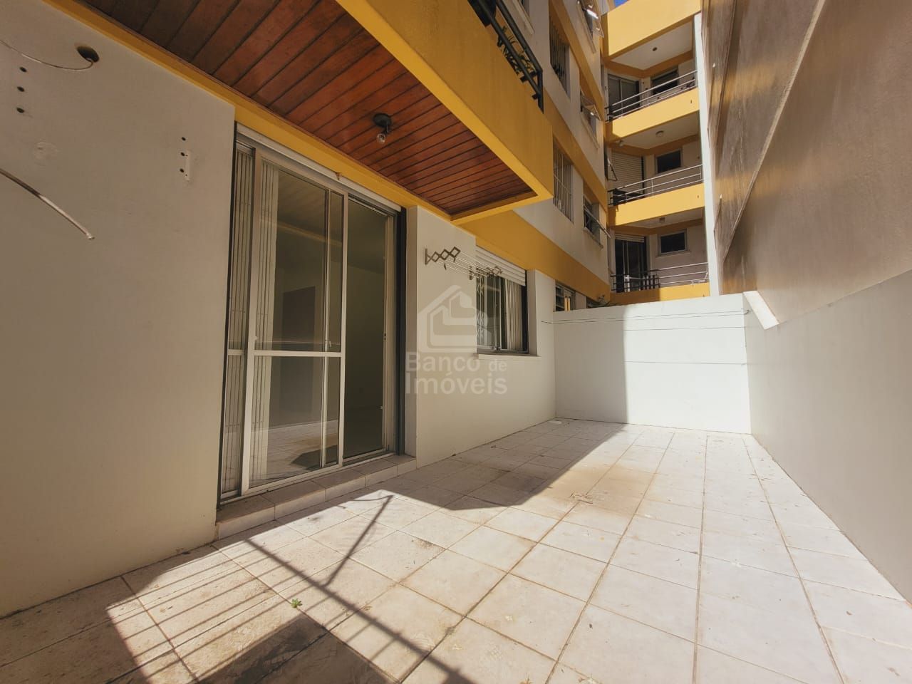 Apartamento à venda com 3 quartos, 105m² - Foto 2