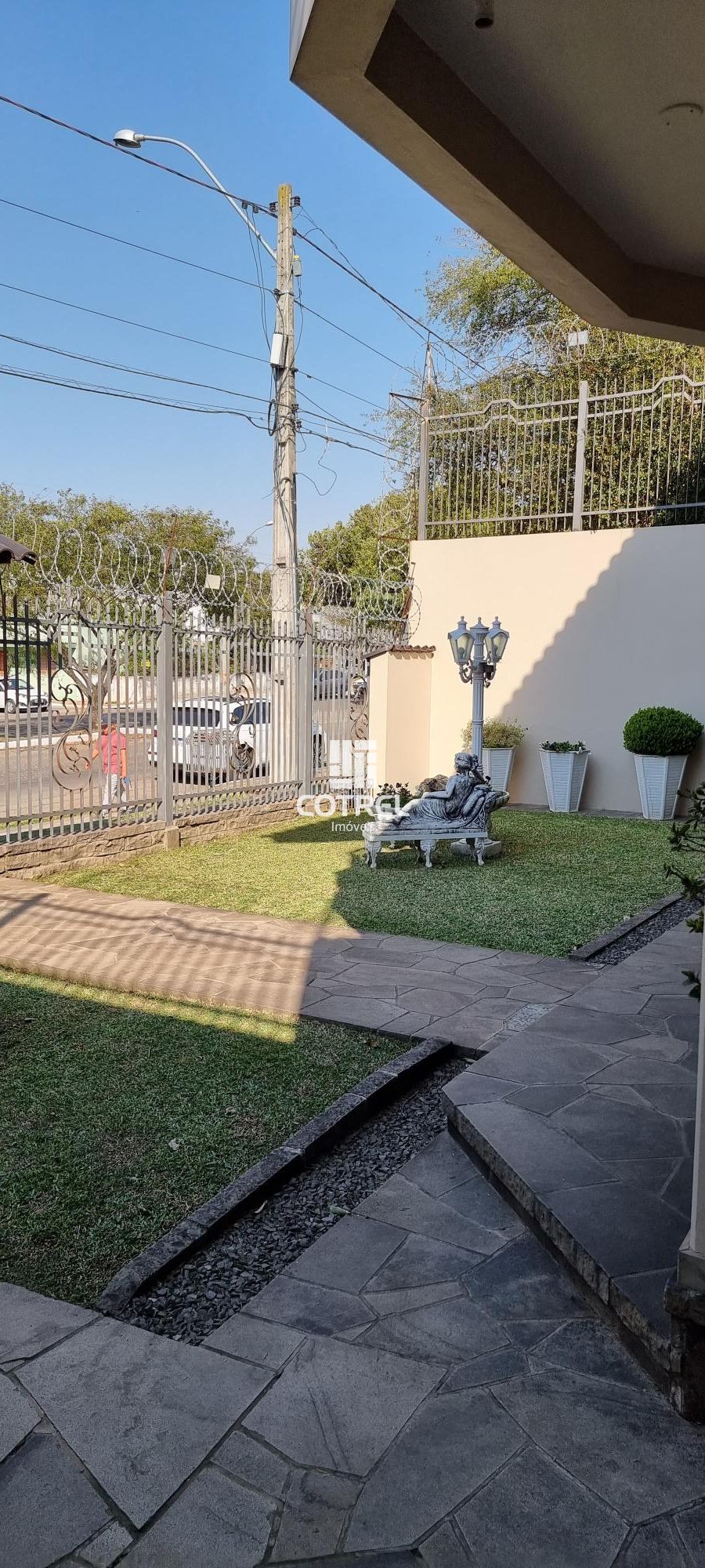 Linda casa com 4 dormitórios, sendo 3 suítes e 2 vagas de garagem na Avenida Lib