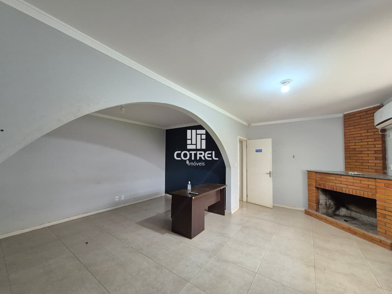 Casa Comercial Semimobiliada para Locação com 3 salas no bairro Camobi