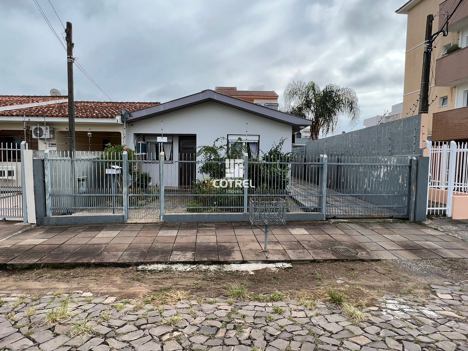 Casa 3 dormitórios com piscina à venda no bairro Camobi, Santa Maria-RS
