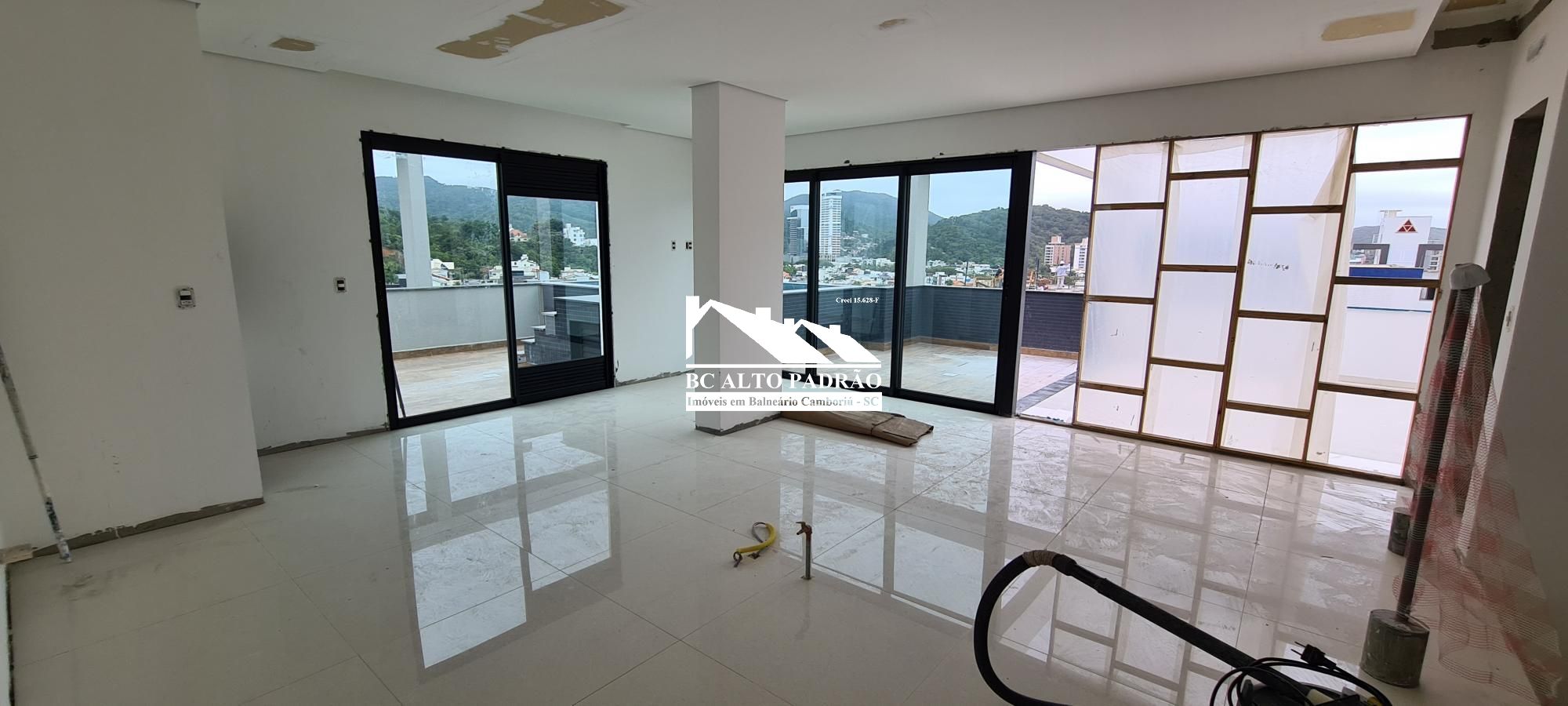 Cobertura à venda com 4 quartos, 224m² - Foto 2