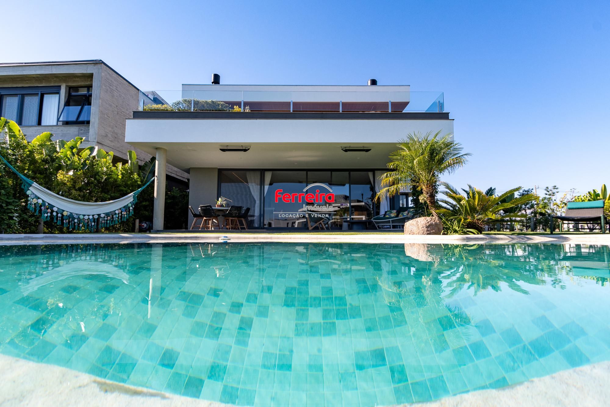 Casa em Condominio com 348m, 3 suites, 4 vagas de garagem em lote Molhado no Condominio Peninsula Ponta da Figueira.