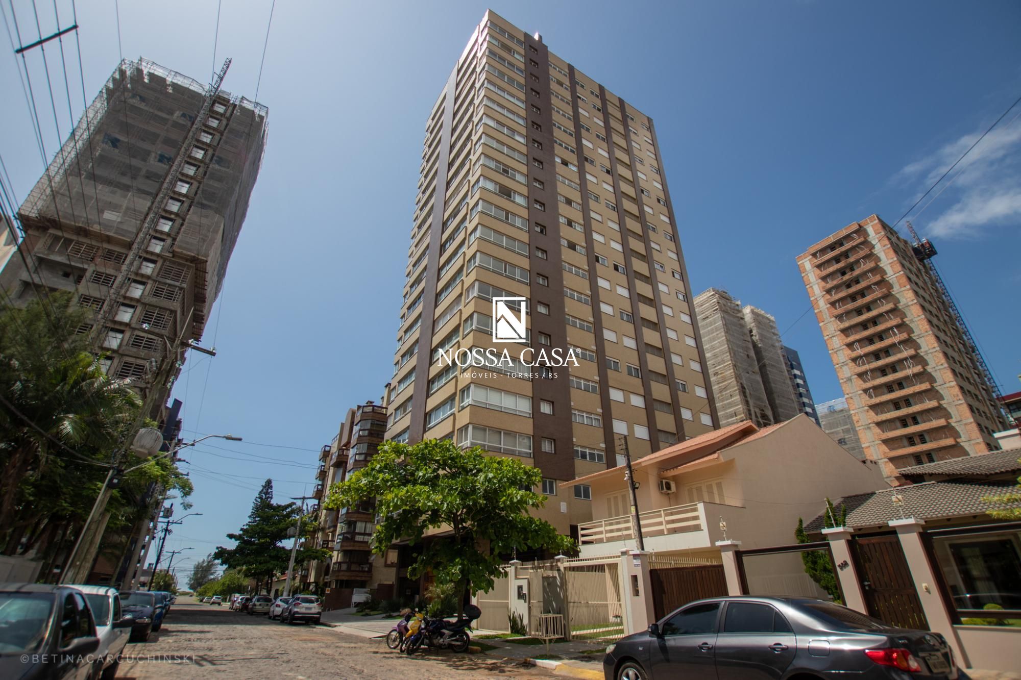 Apartamento à venda com 4 quartos, 216m² - Foto 1