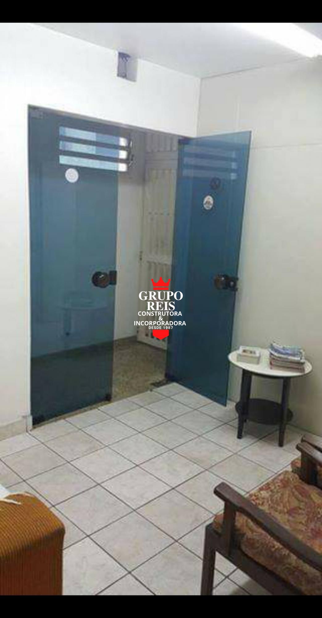 Prédio comercial com 5 andares e salão de festas na cobertur
