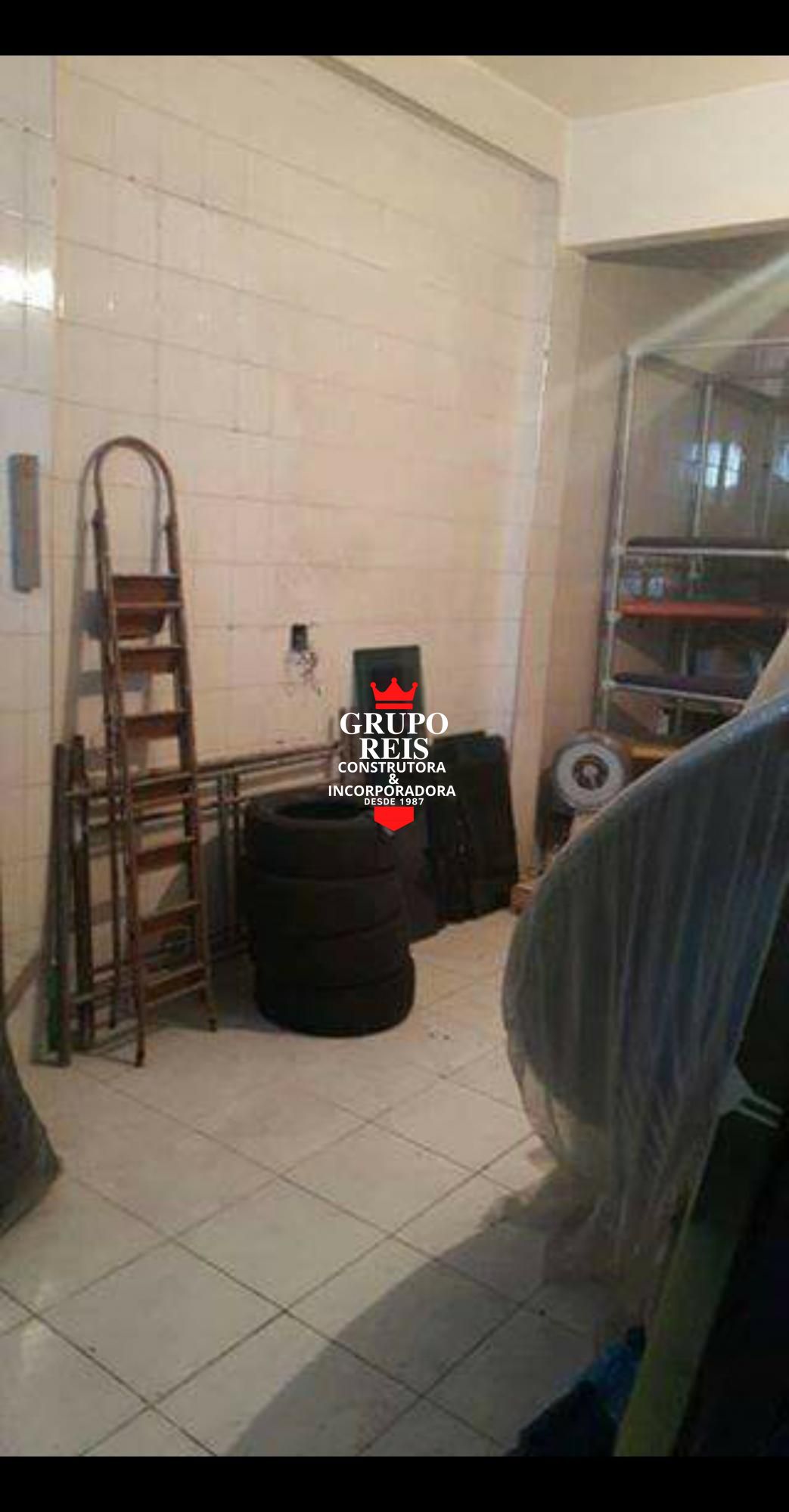 Prédio comercial com 5 andares e salão de festas na cobertur