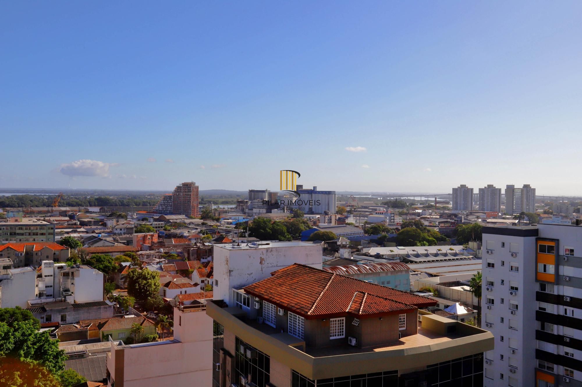 Apartamento super iluminado e arejado,  com hall de entrada , living amplo com 02 ambientes , 02 dormitórios, sendo uma suíte , banheiro  social com ventilação externa e cozinha mobiliada