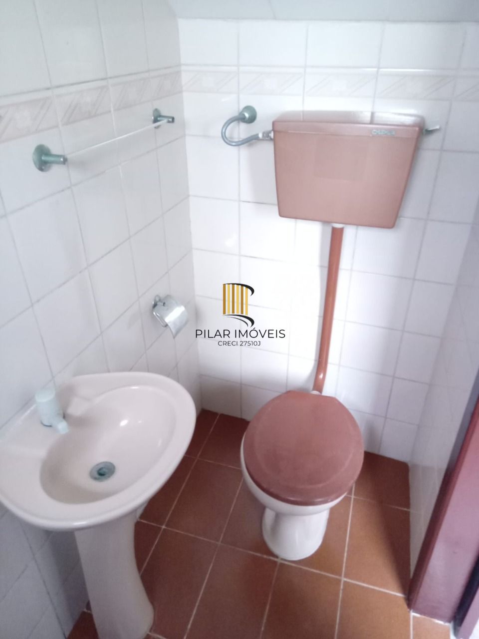 Casa com 3 dormitórios , 2 vagas de garagem fechada !