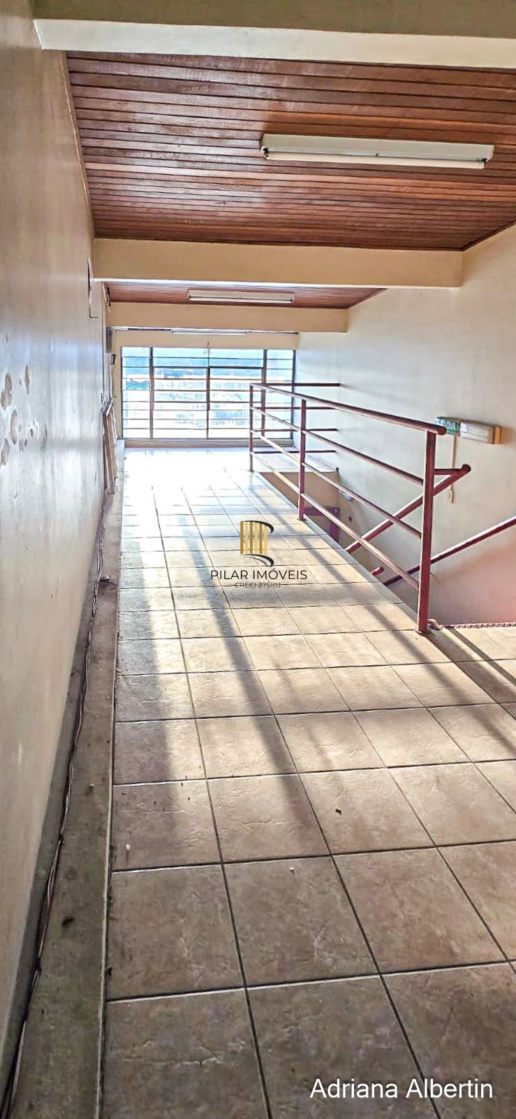 Prédio comercial com 239m²