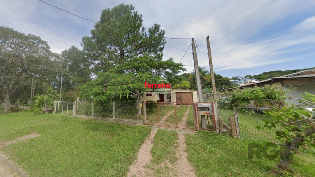 Dois quartos, 01 banheiro, 01 sala de star, 01 sala de jantar, cozinha, 01 garagem para três carros com churrasqueira.