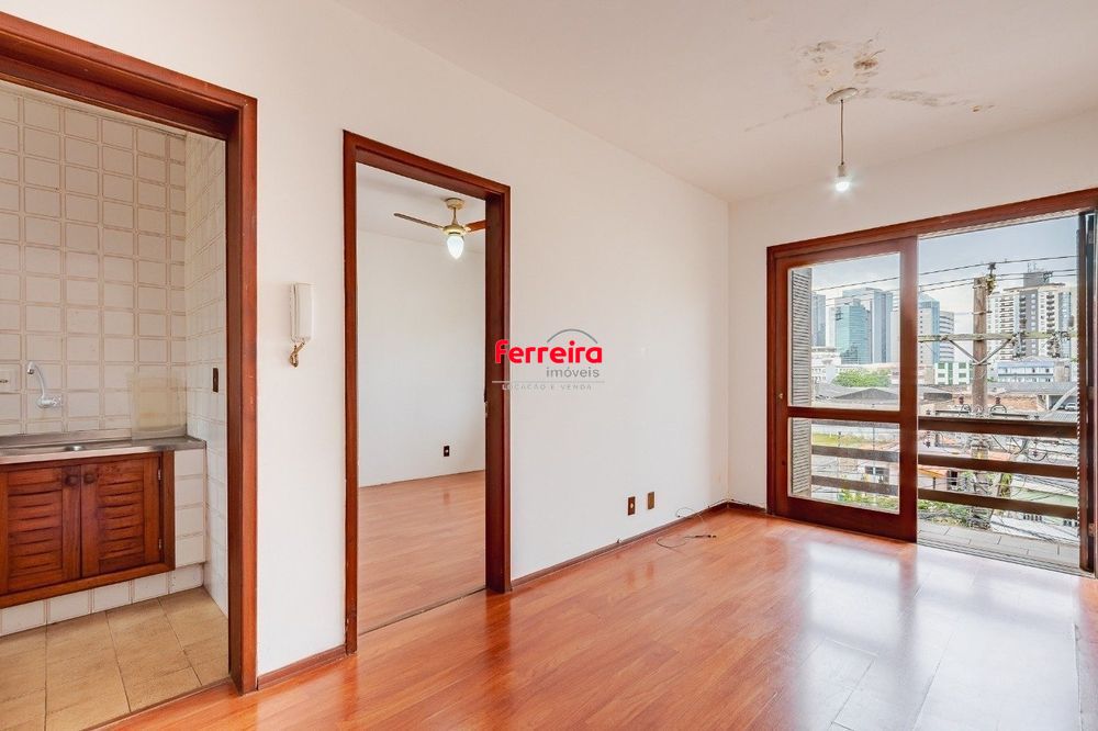 Apartamento com 1 Suite, sacada e 1 vaga de garagem no bairro Cidade Baixa