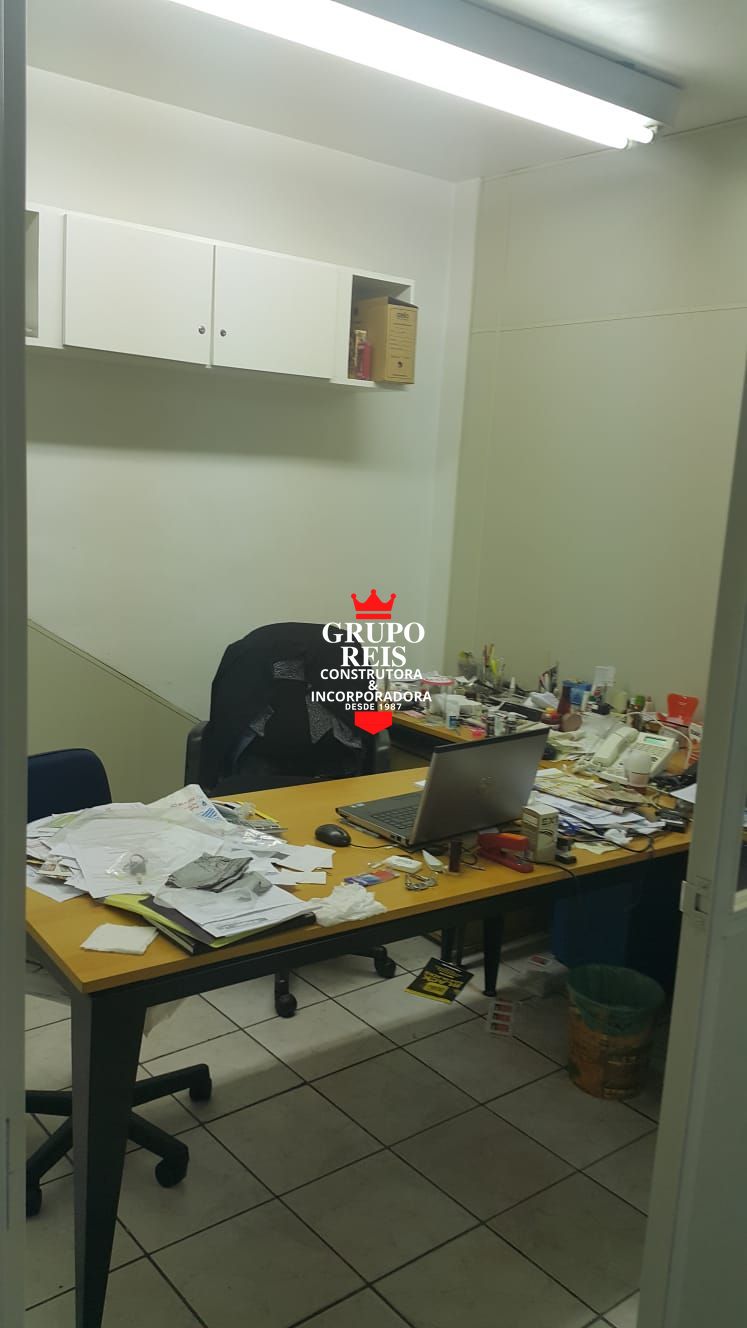Prédio comercial com 5 andares e salão de festas na cobertur