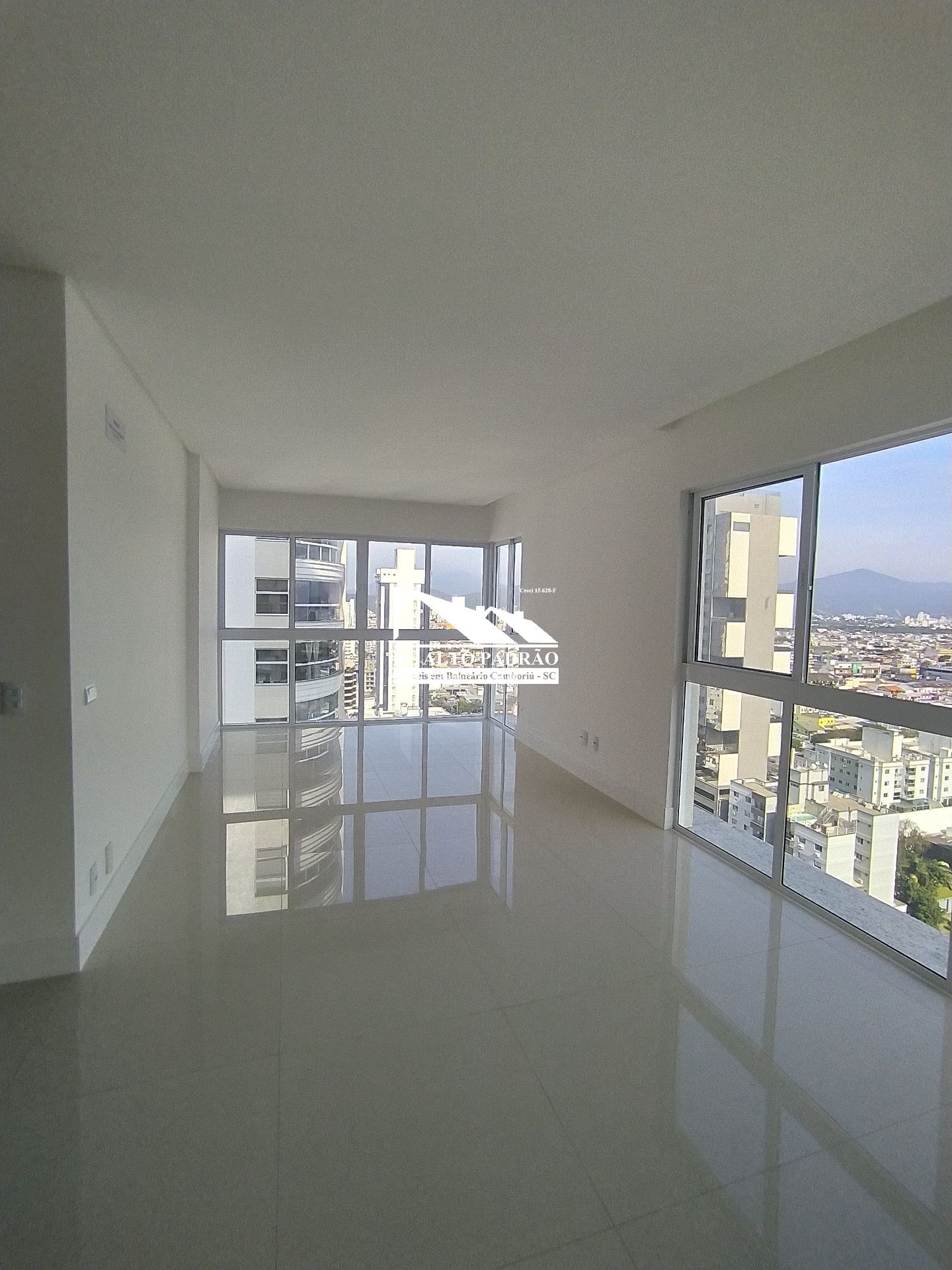 Apartamento à venda com 3 quartos, 123m² - Foto 4