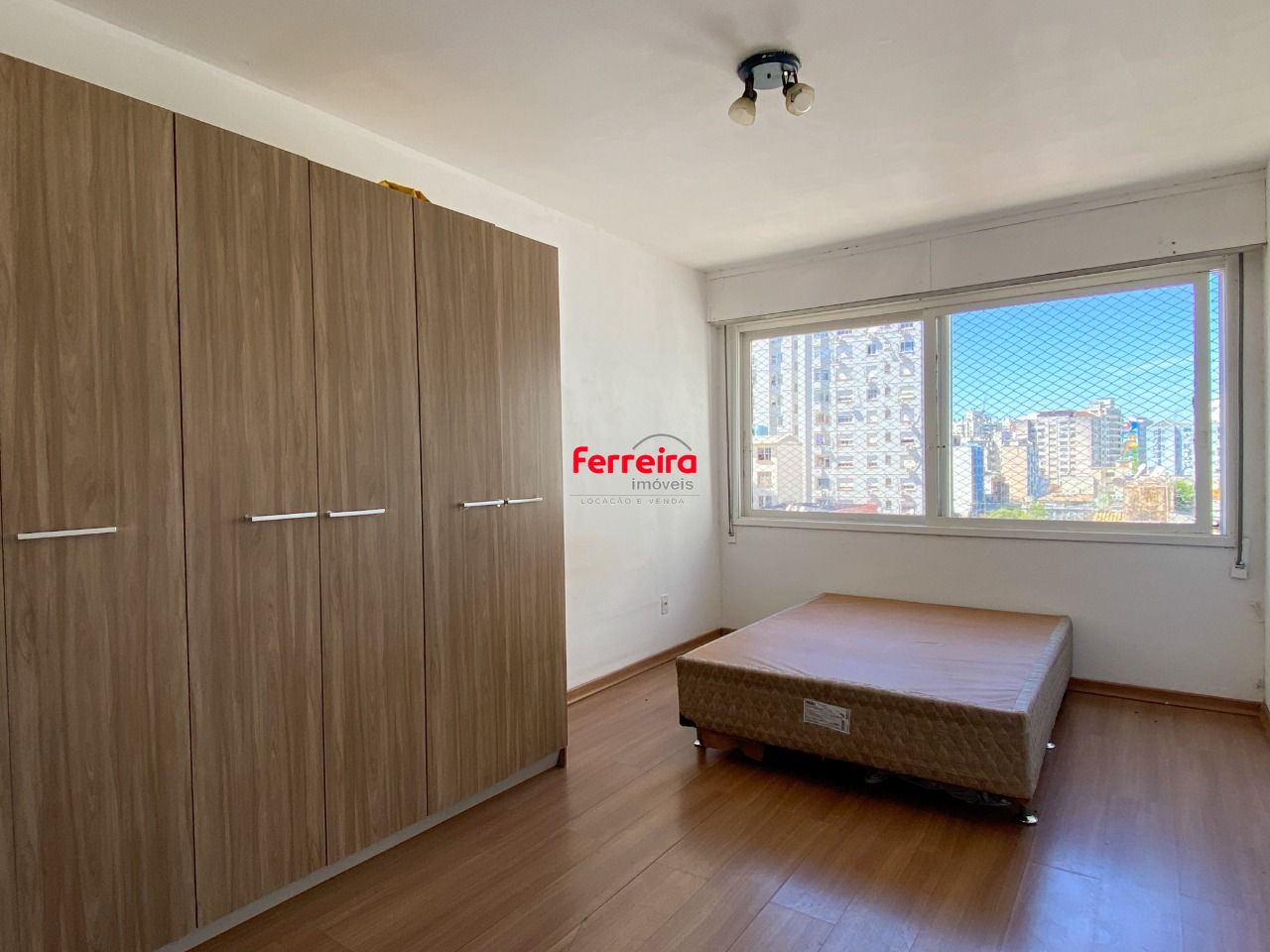 Apartamento semimobiliado com vista, no Centro Histórico