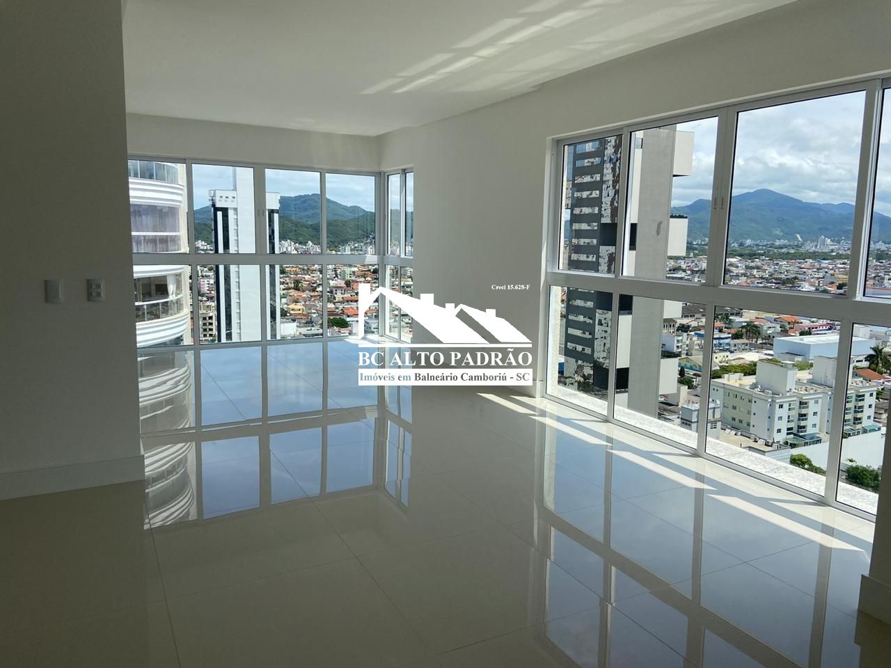 Apartamento à venda com 3 quartos, 123m² - Foto 1