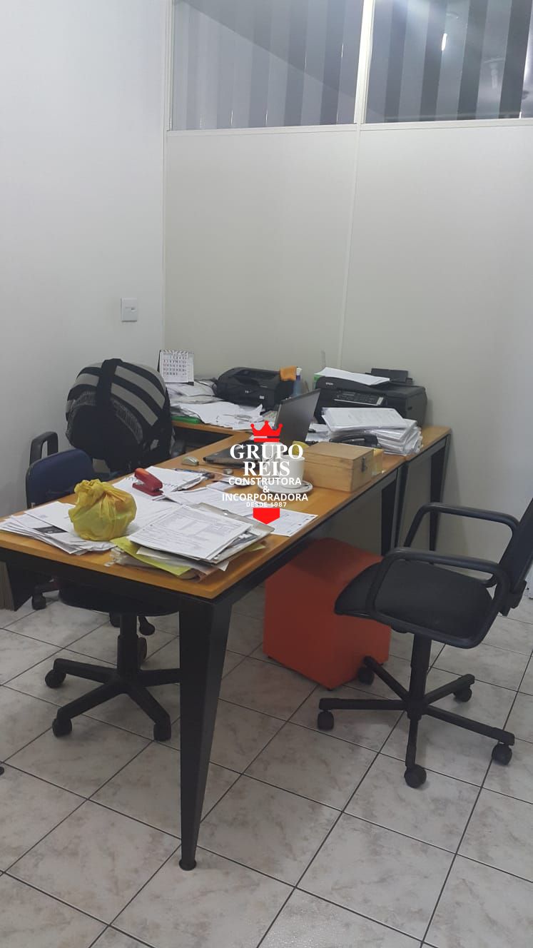 Prédio comercial com 5 andares e salão de festas na cobertur