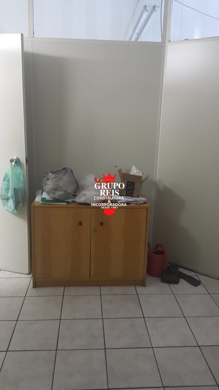 Prédio comercial com 5 andares e salão de festas na cobertur