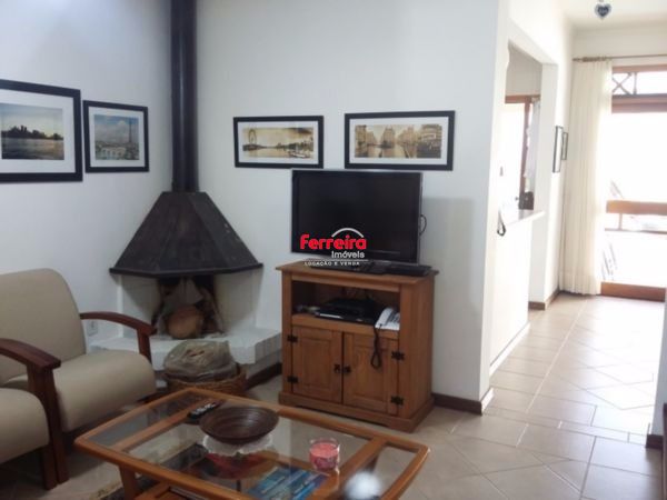 Sobrado em Ipanema, zona sul de Porto Alegre,  com 175m² - 3 dormitorios, sotão, piscina.