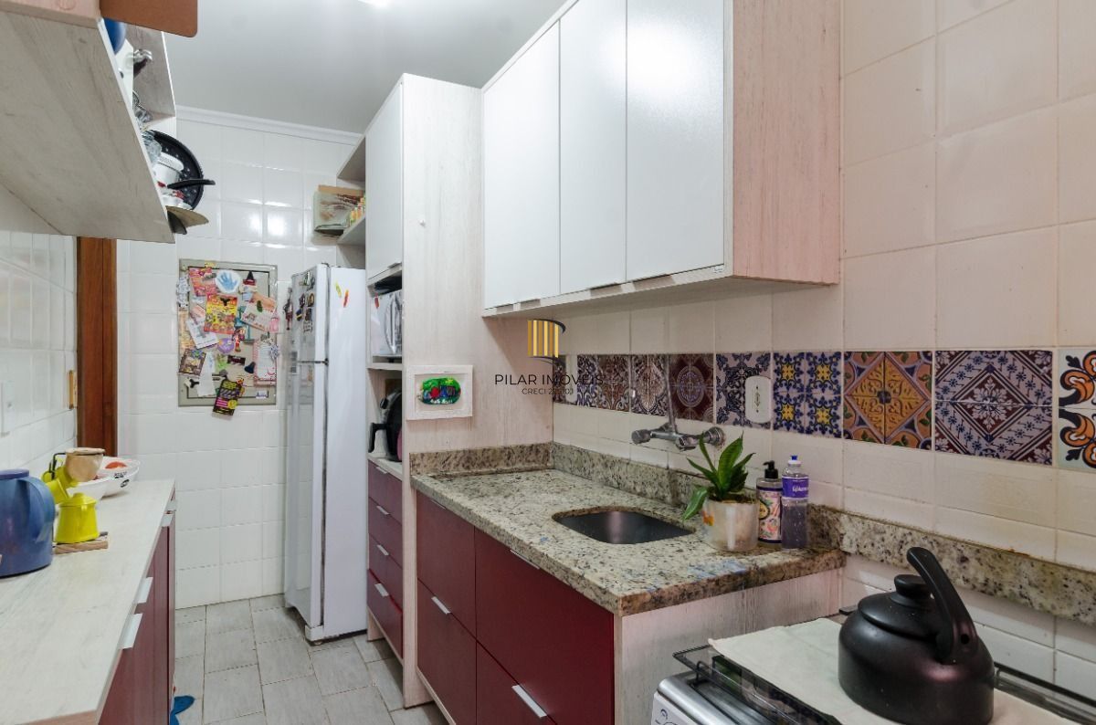 Casa em condomínio de 3 dormitórios sendo 1 suíte e 2 vagas de garagem no bairro Pedra Redonda, Zona Sul de Porto Alegre, RS.