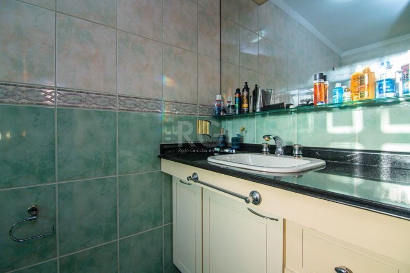 Casa 3 dormitórios no bairro Nonoai