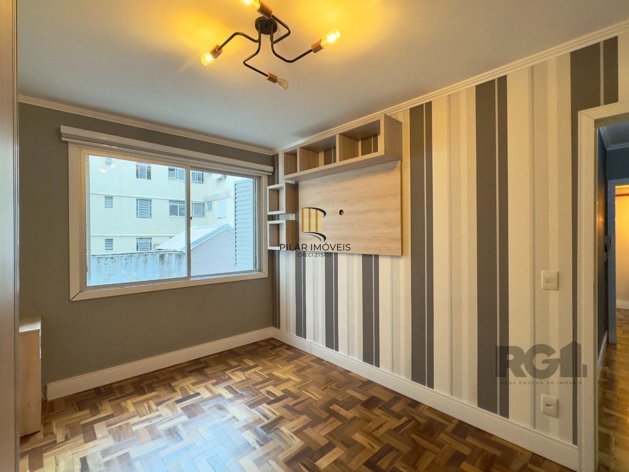 APARTAMENTO 2 DORMITÓRIOS SEMIMOBILIADO E REFORMADO NO CENTRO HISTÓRICO