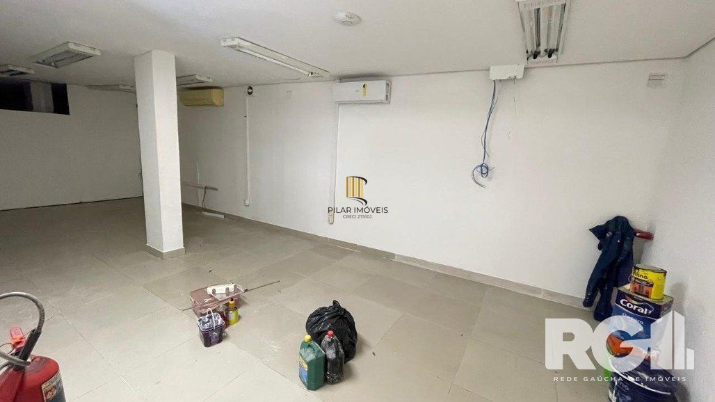 Prédio comercial reformado com auditório e 30 salas equipadas
